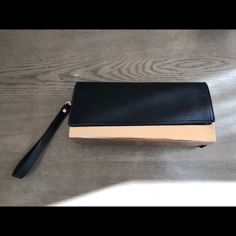 Preowned Street Level Black&Gold Clutch 💁🏽‍♀️